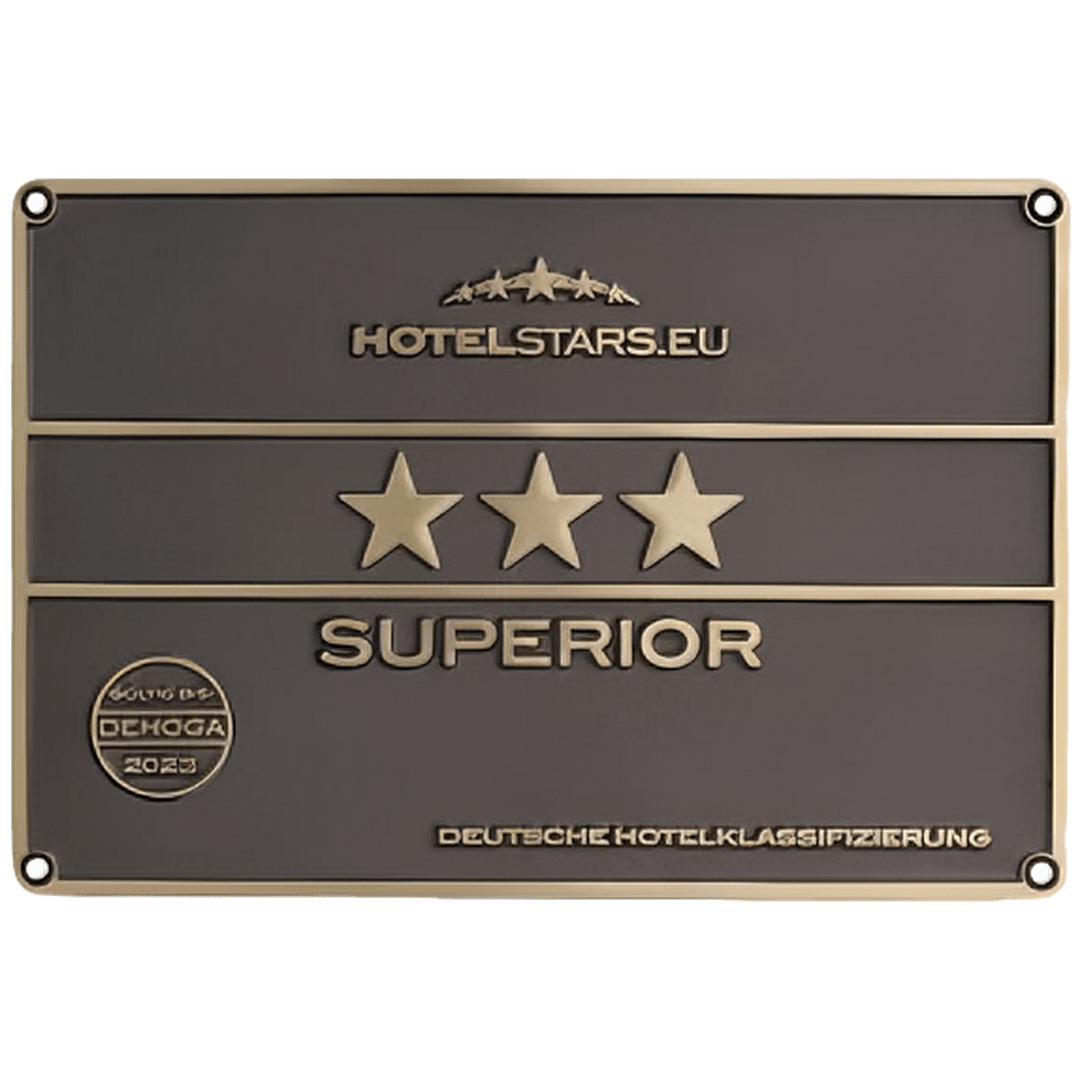 Plakette der Deutschen Hotelklassifizierung mit Auszeichnung „3 Sterne Superior“ durch Hotelstars.eu und DEHOGA für überdurchschnittlichen Komfort und Service.