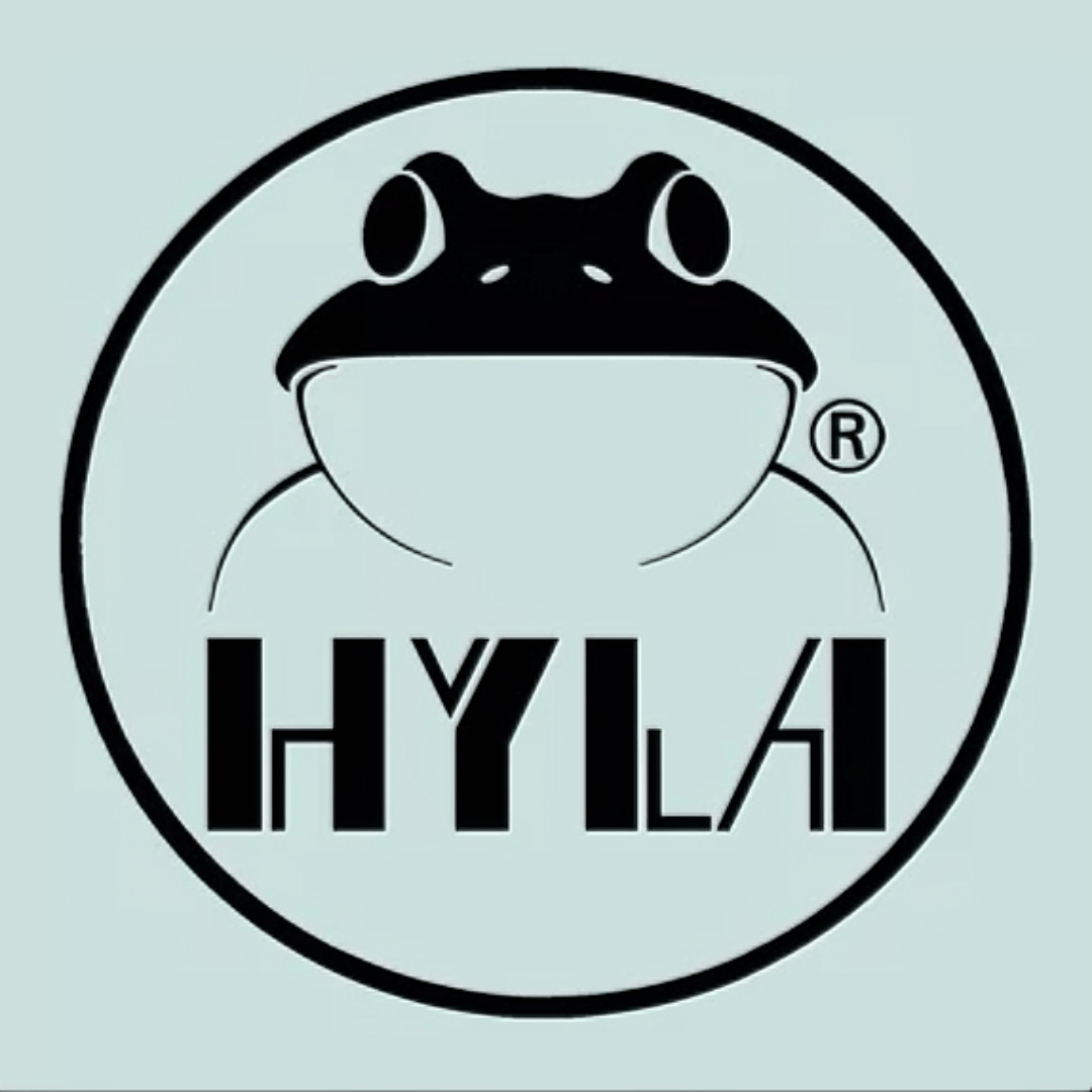 Logo des HYLA-Reinigungssystems, bekannt für allergikerfreundliche Luft- und Raumreinigung mittels Wasserfiltertechnologie.